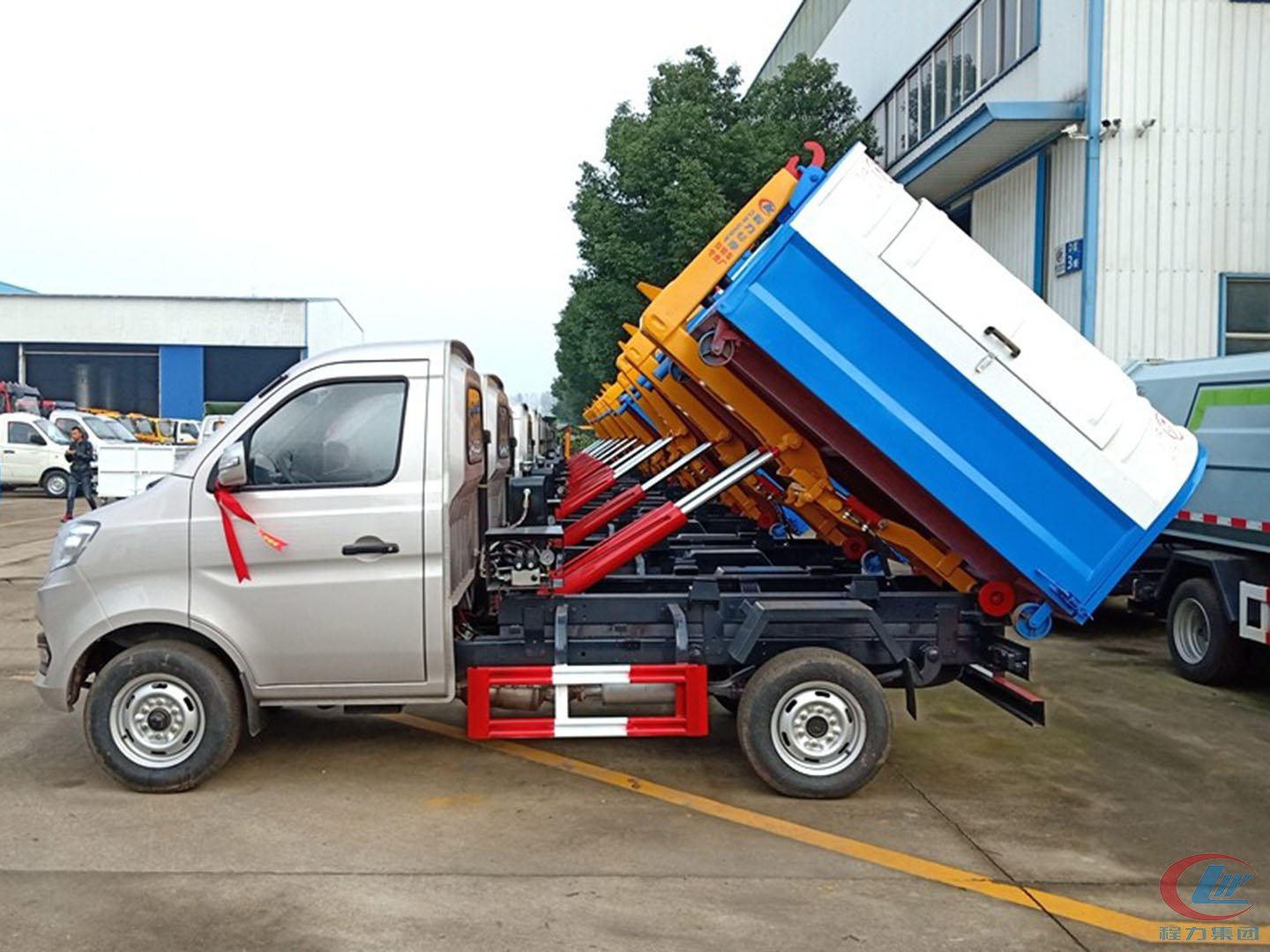 mg不朽情缘官网集团国六勾臂垃圾车批量发车