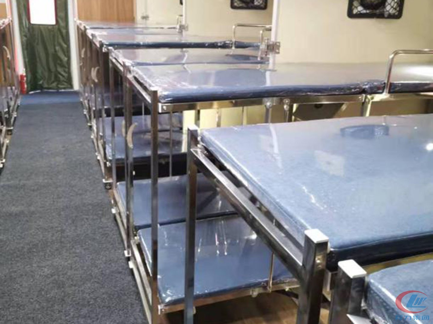 重汽后双桥宿营车