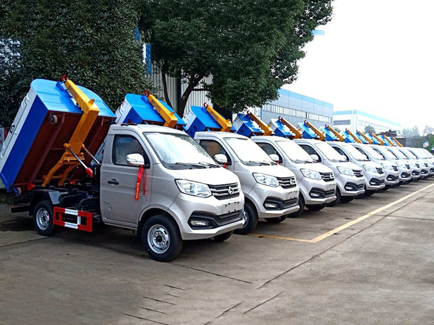 mg不朽情缘官网集团国六长安勾臂垃圾车批量发车