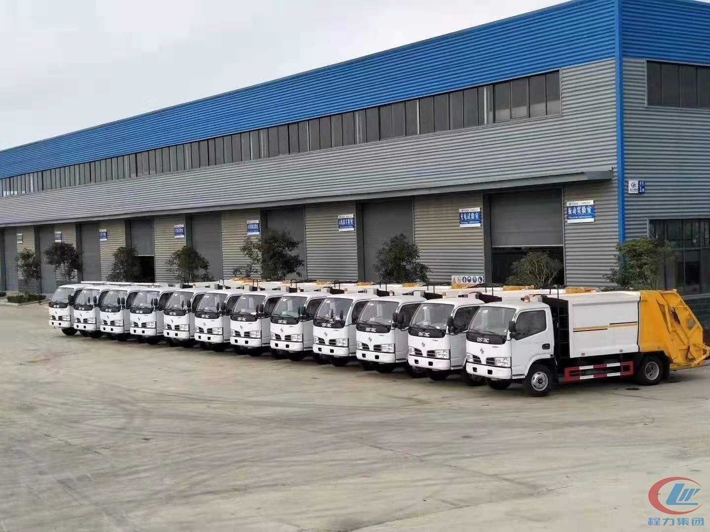 mg不朽情缘官网汽车出口中东地区压缩垃圾车项目展示