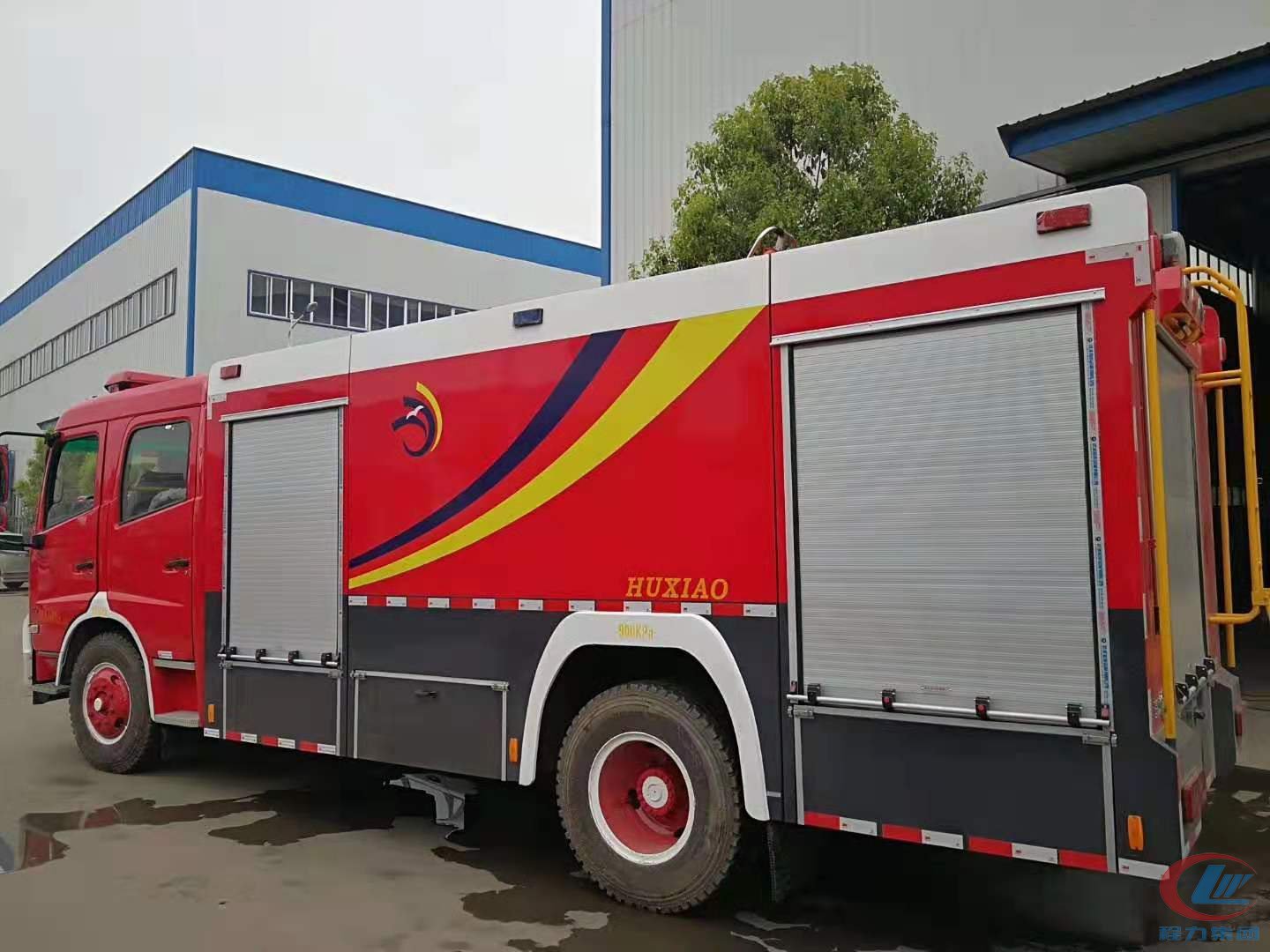 mg不朽情缘官网集团东风天锦泡沫消防车背面图