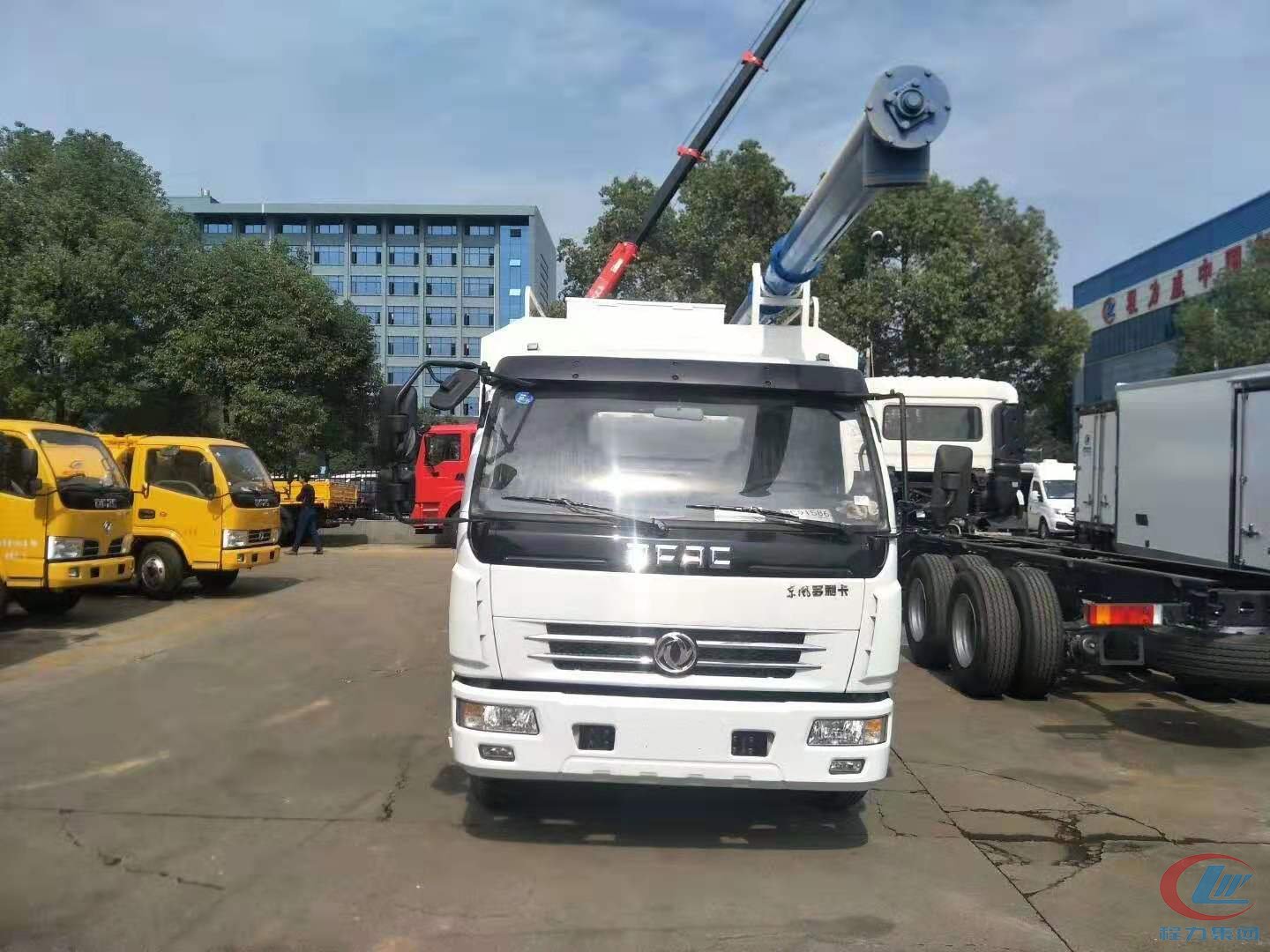 mg不朽情缘官网东风多利卡散装饲料运输车高清图