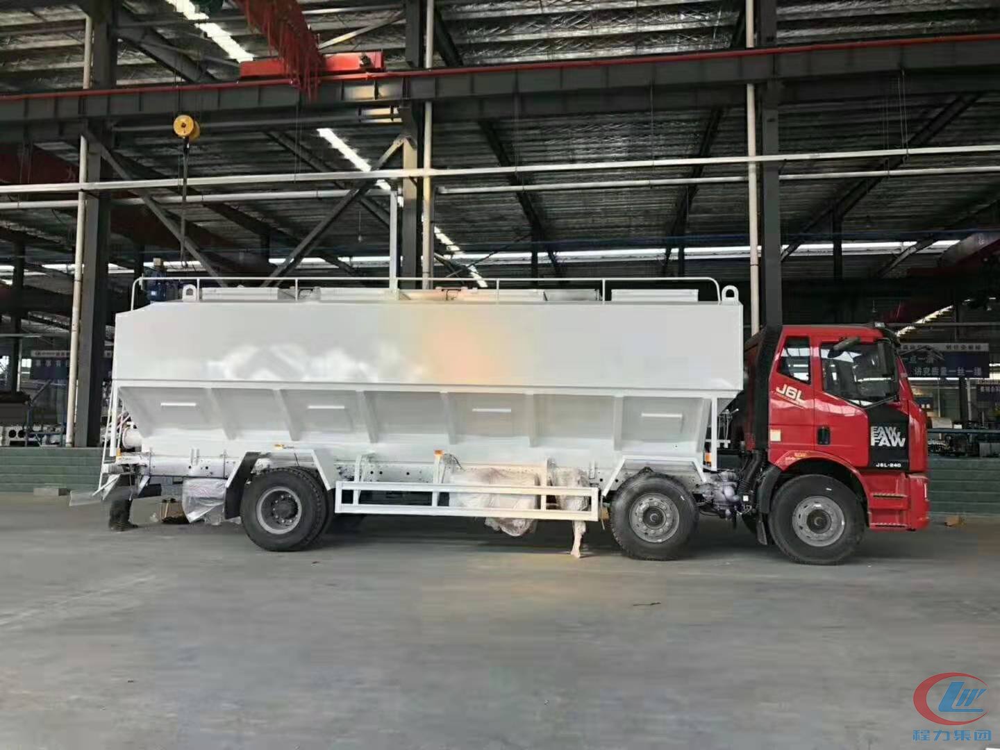 mg不朽情缘官网解放J6小三轴散装饲料运输车侧面图