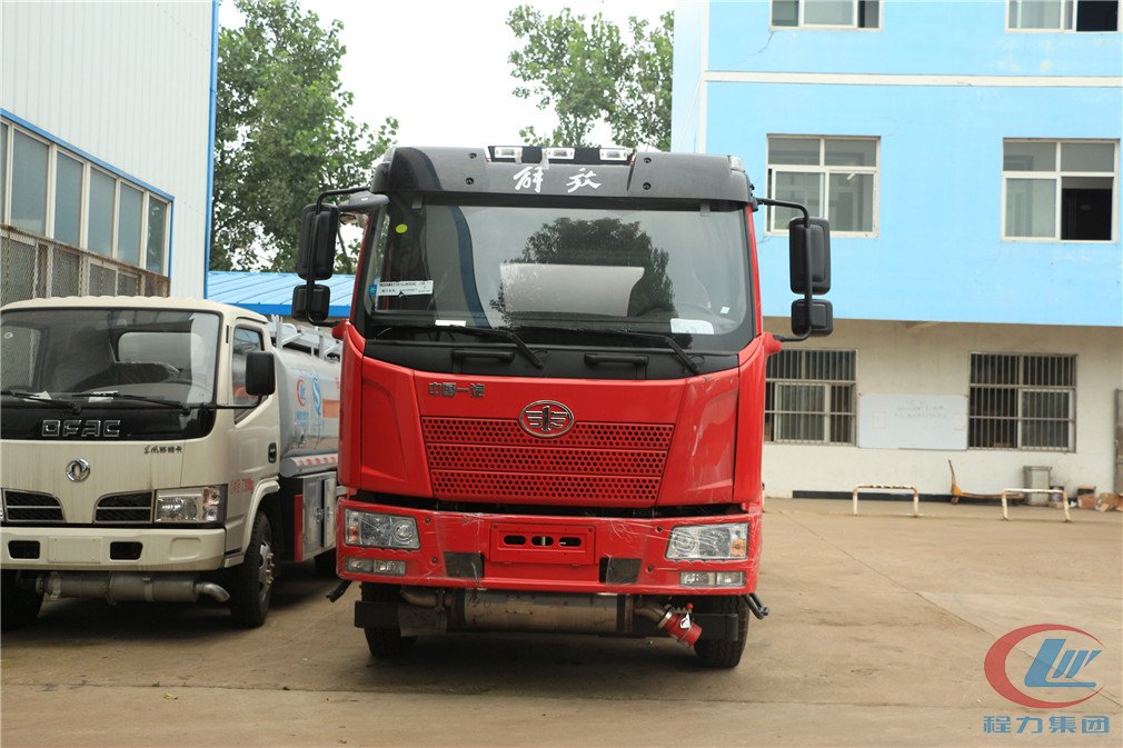 mg不朽情缘官网解放J6(15方)运油车正面图