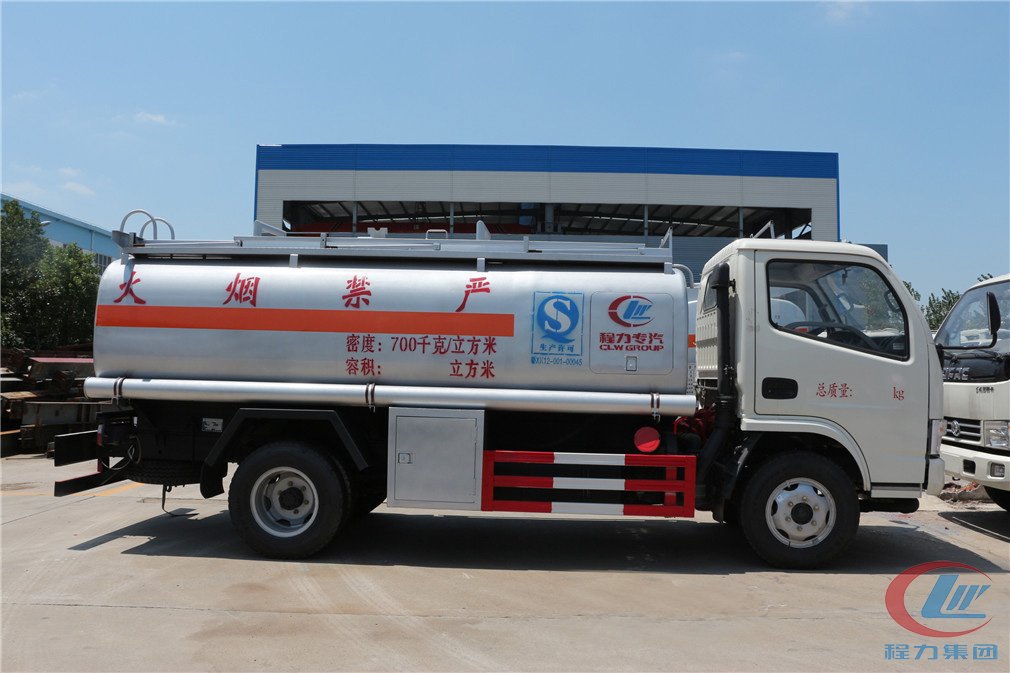 mg不朽情缘官网东风小多利卡(5方)加油车侧面车